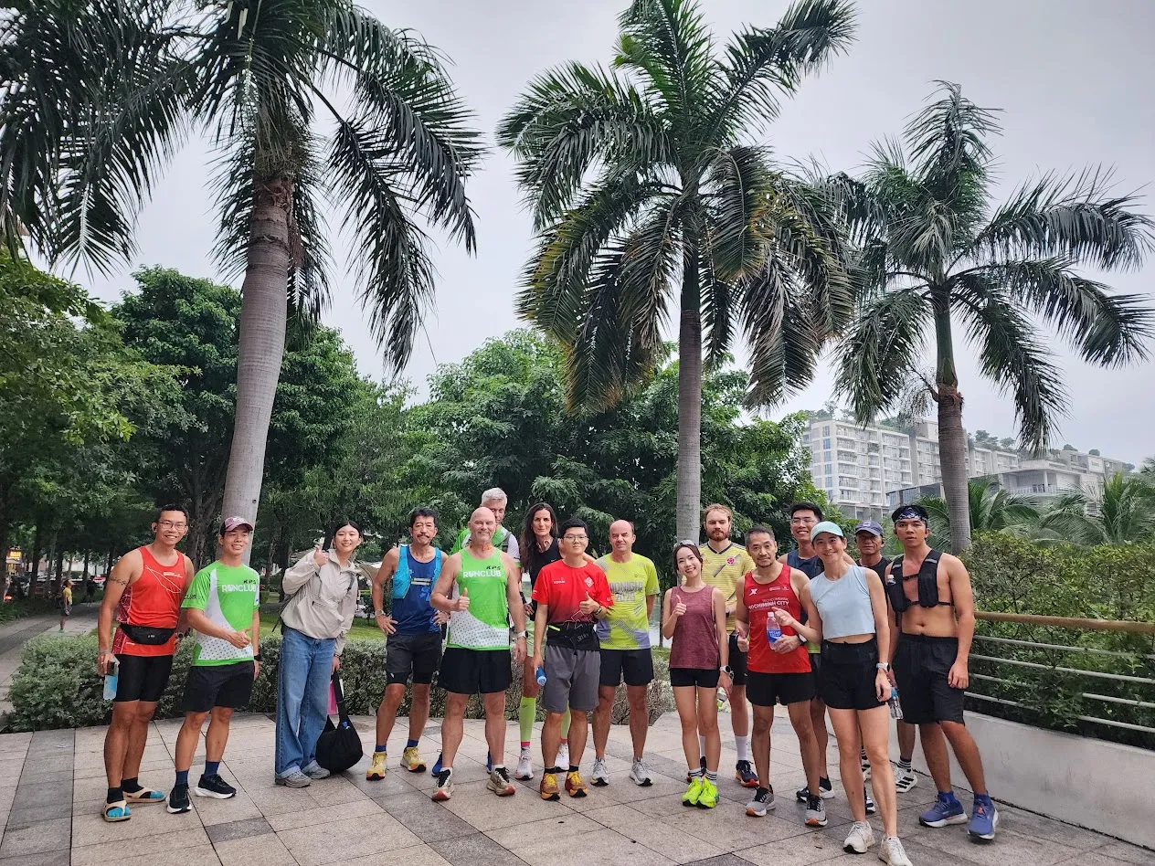 RUNCLUB group photo under the palm trees