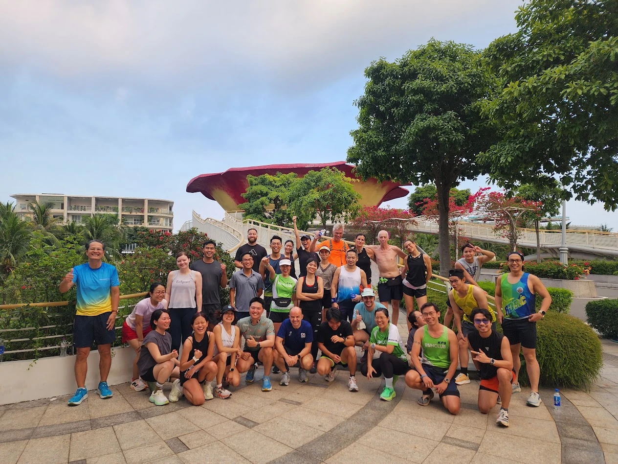 A large RUNCLUB group after a Sunday run